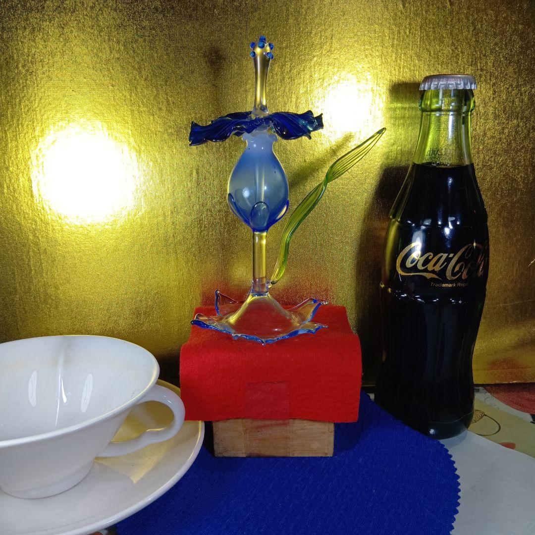青と透明のガラス花の装飾品