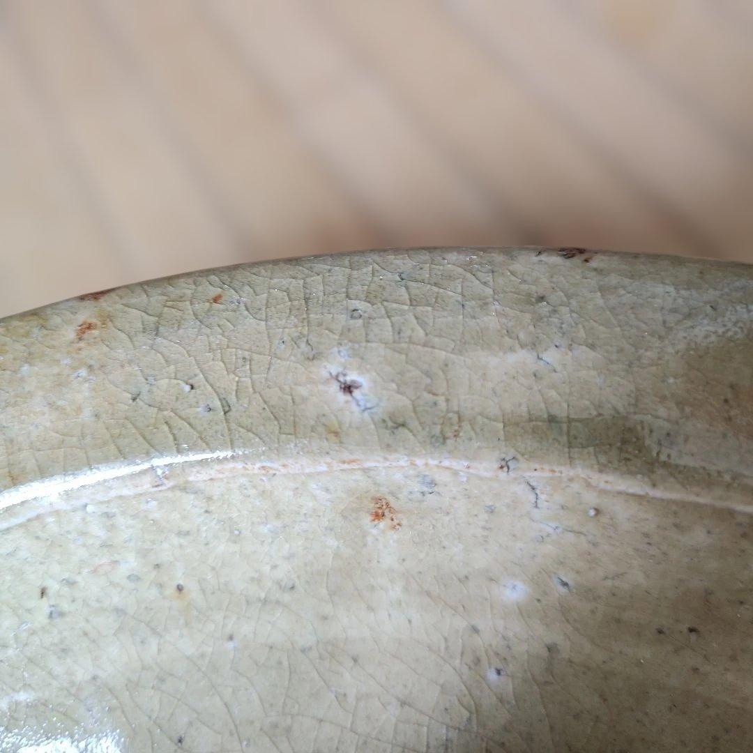 淡い緑色の皿型陶器