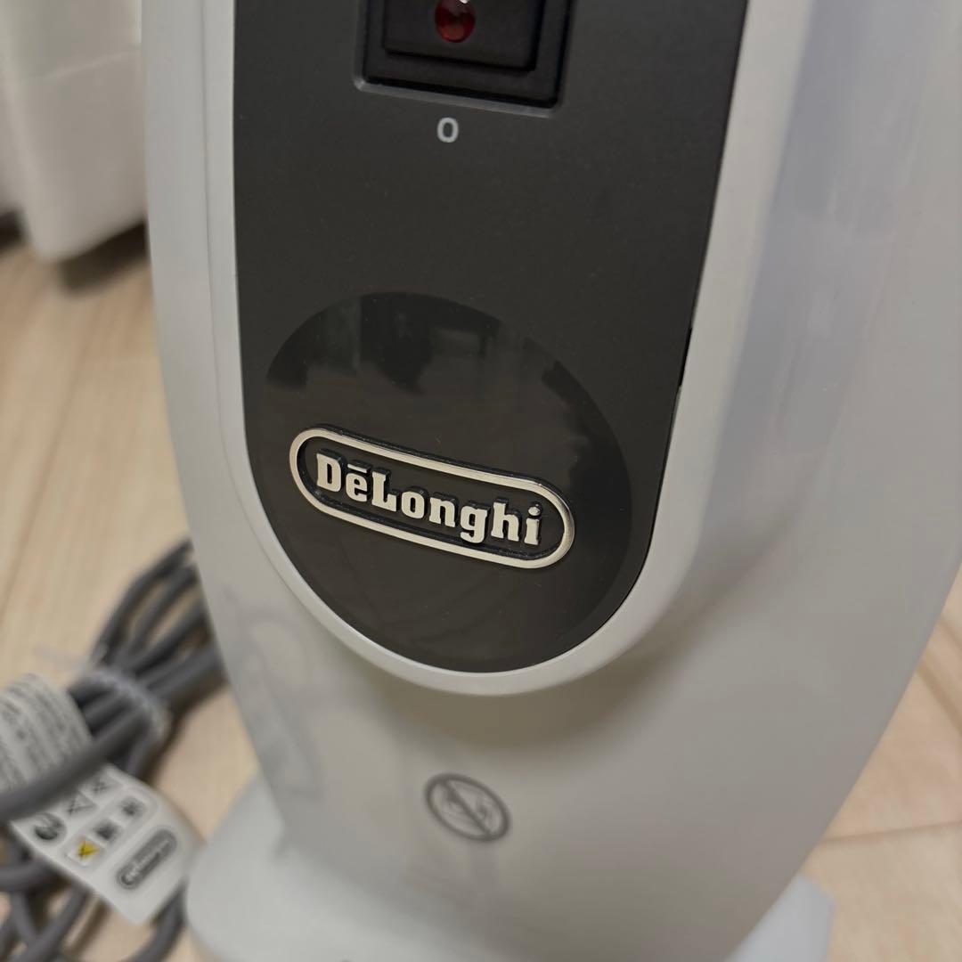 【美品】デロンギ　オイルヒーター　小型軽量モデル　RHJ01A0505-DW