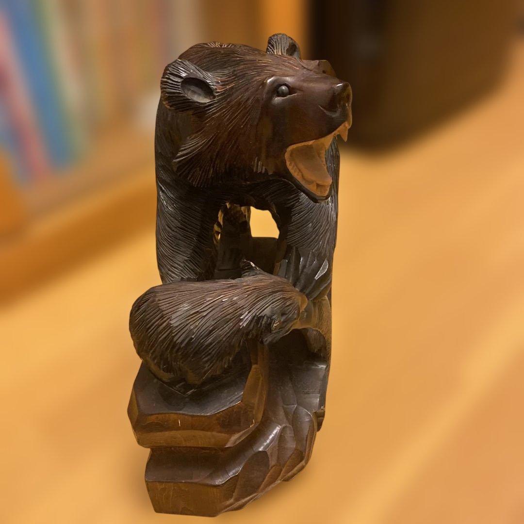 木製クマの彫刻 ・立約３５㌢横約３２㌢