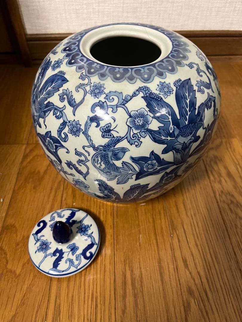 【美術工芸品】中国磁器　青花蓋付の飾り壺　アンティーク　工芸品　インテリ