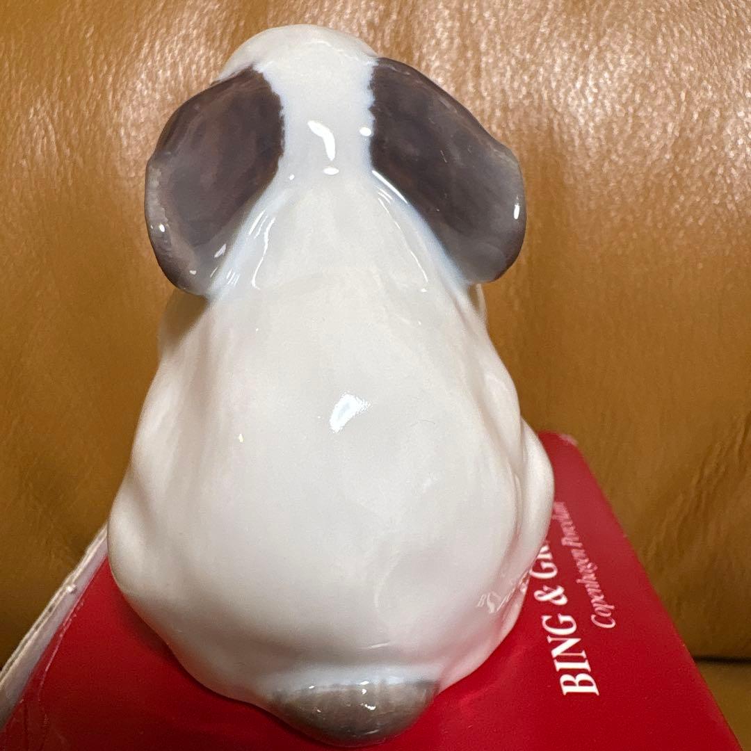 ウサギの陶器フィギュア