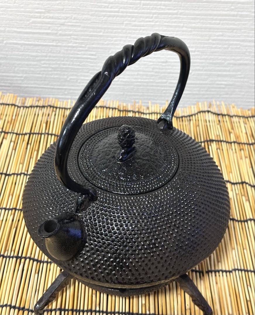 未使用品　南部盛栄堂販売　南部名工金秀及春鋳造捻鉉算盤形アラレ南部鉄瓶　南部鉄器