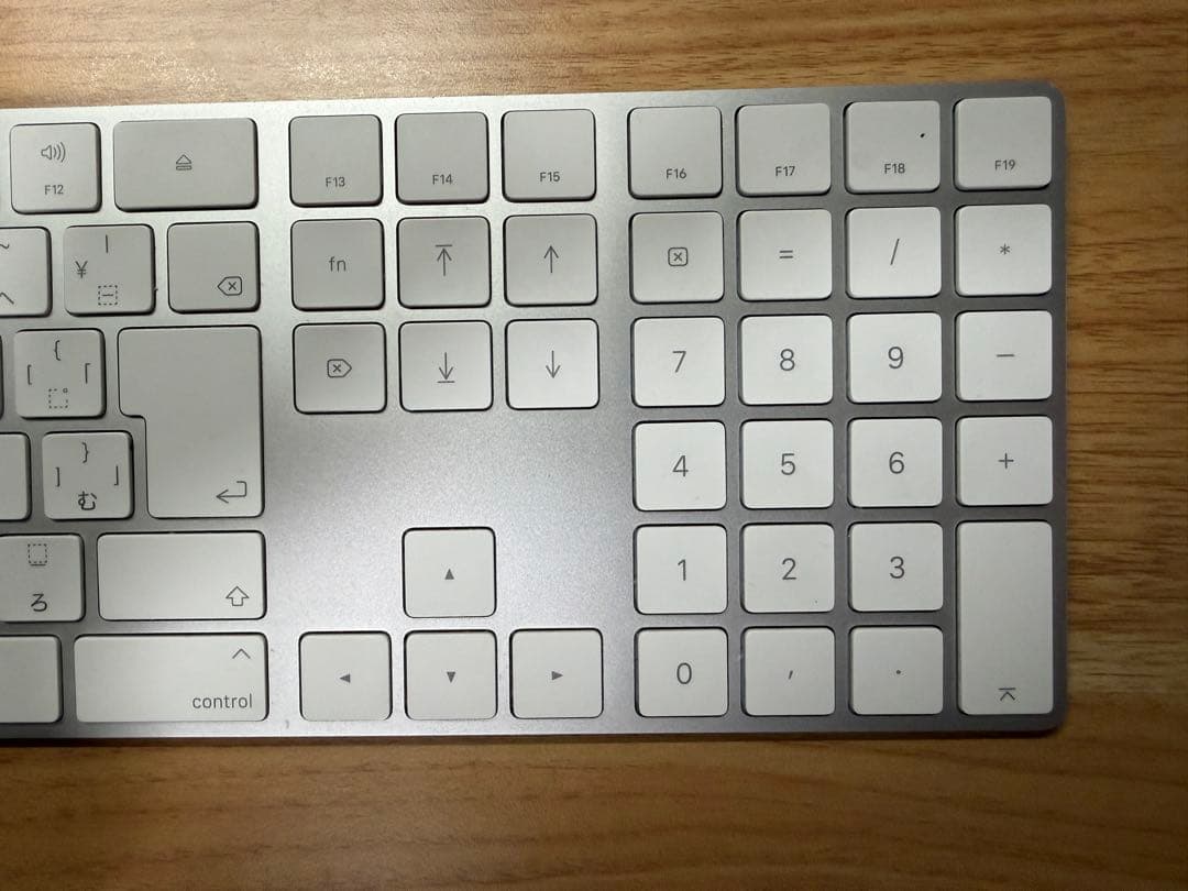 Magic Keyboard（テンキー付き）- 日本語（JIS）