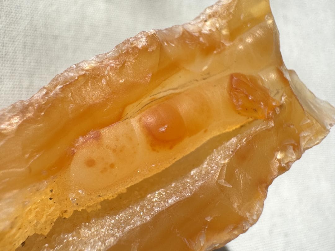 【希少 玉川産】黄橙瑪瑙 チューブ・水晶入り 207g 原石／天然石