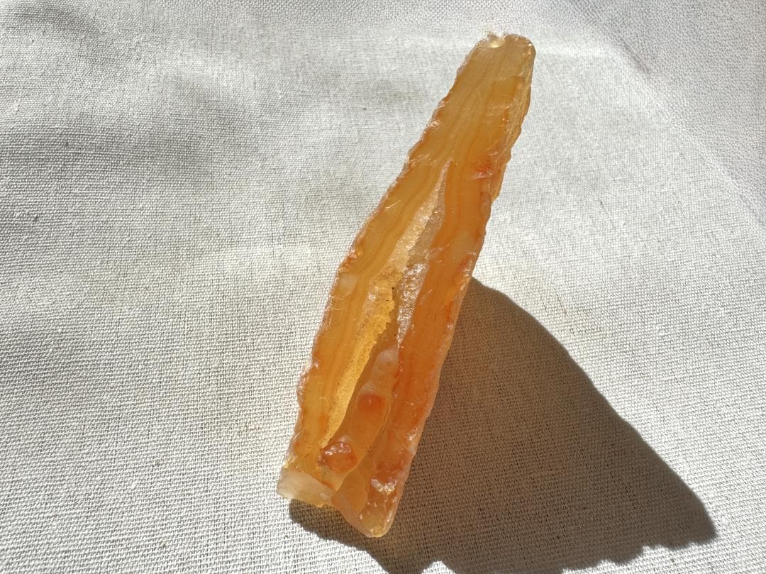 【希少 玉川産】黄橙瑪瑙 チューブ・水晶入り 207g 原石／天然石