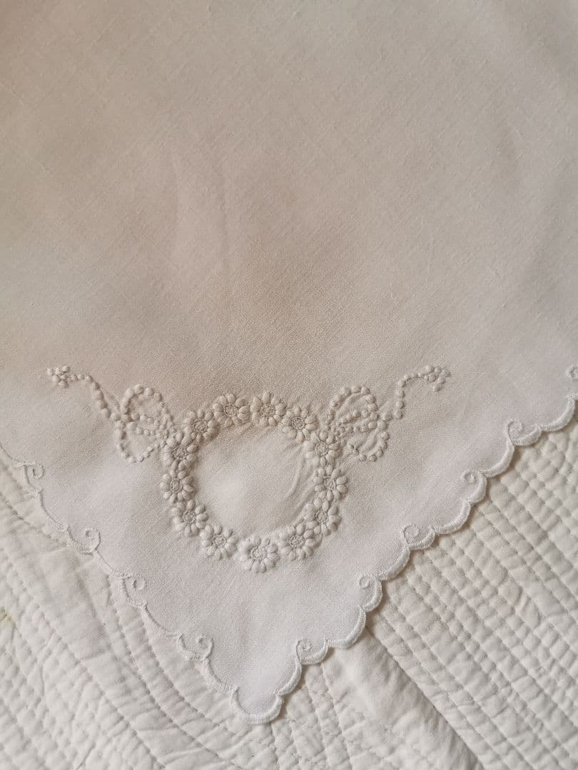 アンティークスイス アペンツェル花輪刺繍 スカラップ 細番手しなやかな大判クロス