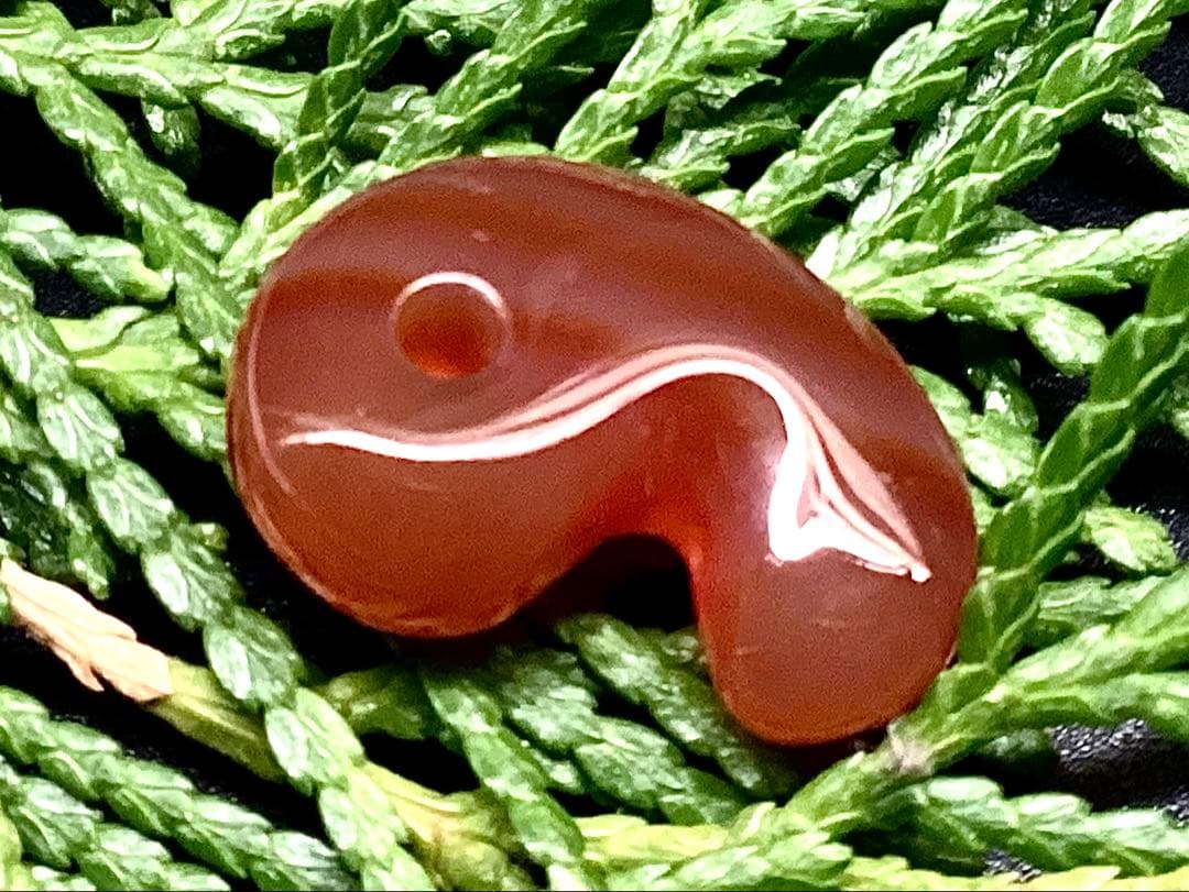 ✳絶品の赤透かし文様‼️ 山形県＊霊宝月山赤めのう勾玉　真っ赤な結晶　本物保証