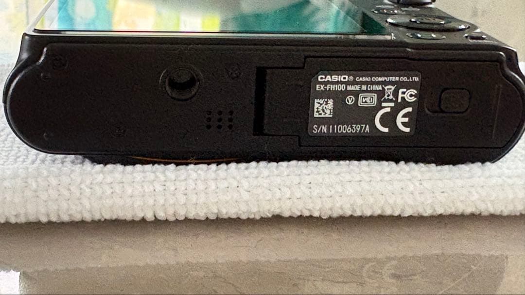 CASIO EXILIM EX-FH100 カシオ　デジタルカメラ