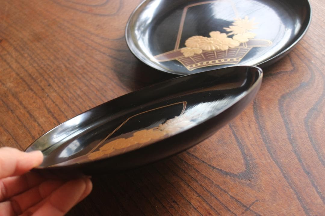 極小保管傷あり！時代黒漆に風情ある菊花籠蒔絵の映える大ぶり皿2点（検輪島塗菓子盆