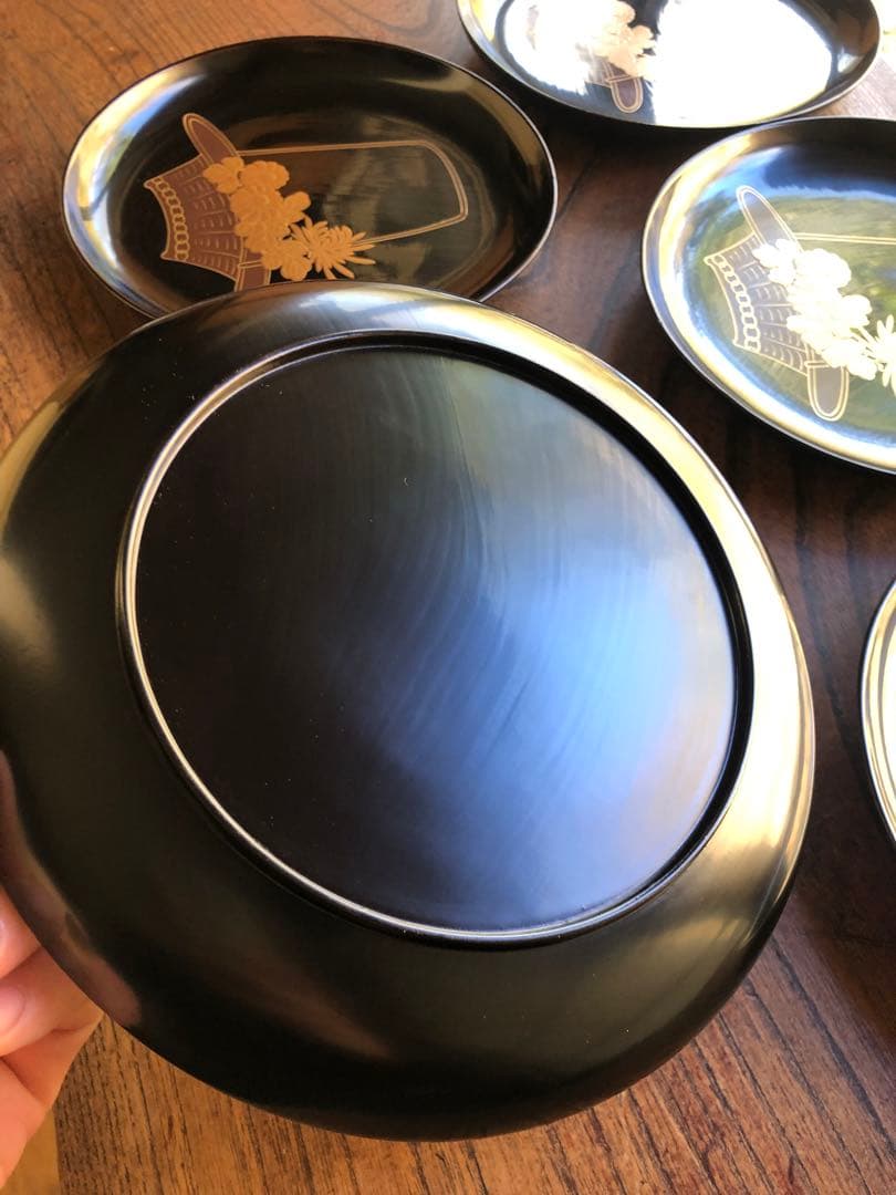 極小保管傷あり！時代黒漆に風情ある菊花籠蒔絵の映える大ぶり皿2点（検輪島塗菓子盆