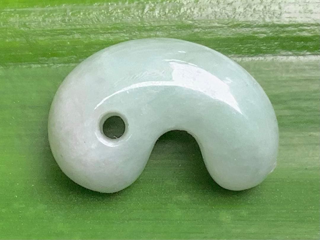 ✳とろとろのガラス質*氷　究極のアイスジェイド　糸魚川翡翠勾玉　鑑定付本物を‼️