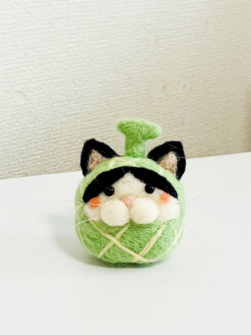 羊毛フェルト　いちごチワワ