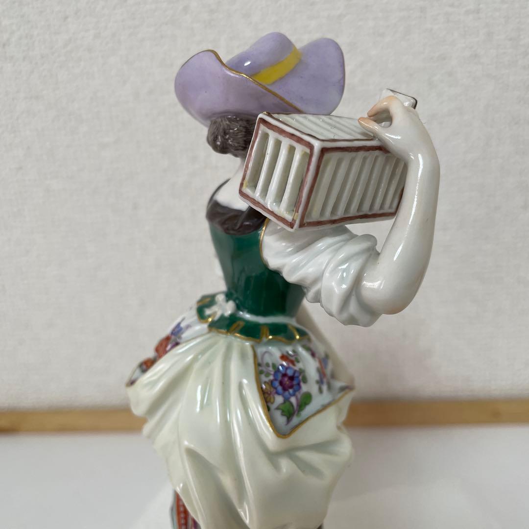 ・伝書鳩を持つ羊飼いの女性・マイセン・ボタン剣・高さ１８cm・Meissen・