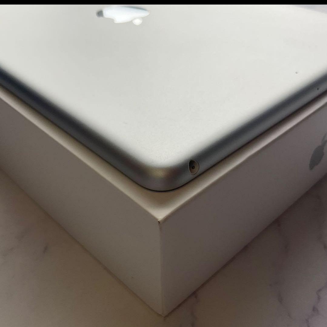 極美品 Apple iPad 第7世代 シルバー 32GB！