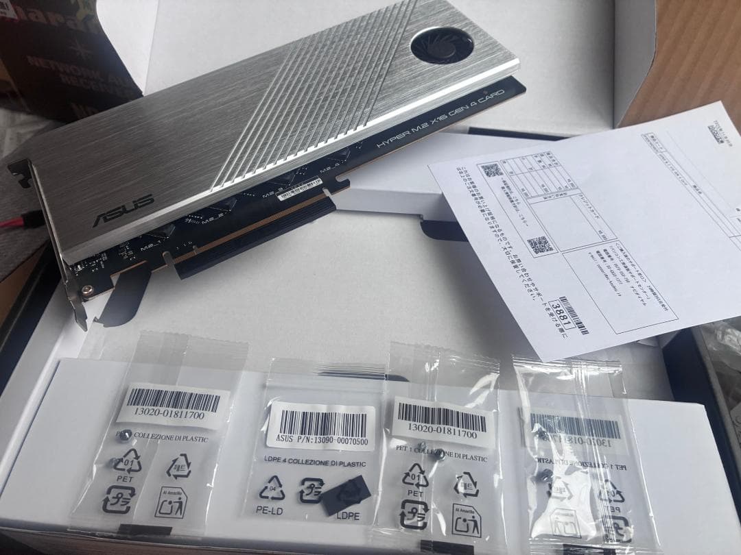 4枚のSSDを増設するカード　M.2アダプタ HYPER M.2 X16GEN