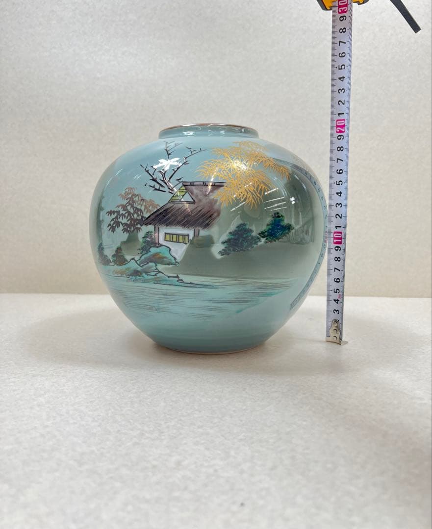 九谷焼き 青色風景画金彩陶器花瓶 壺　アンティーク陶器約２０センチ