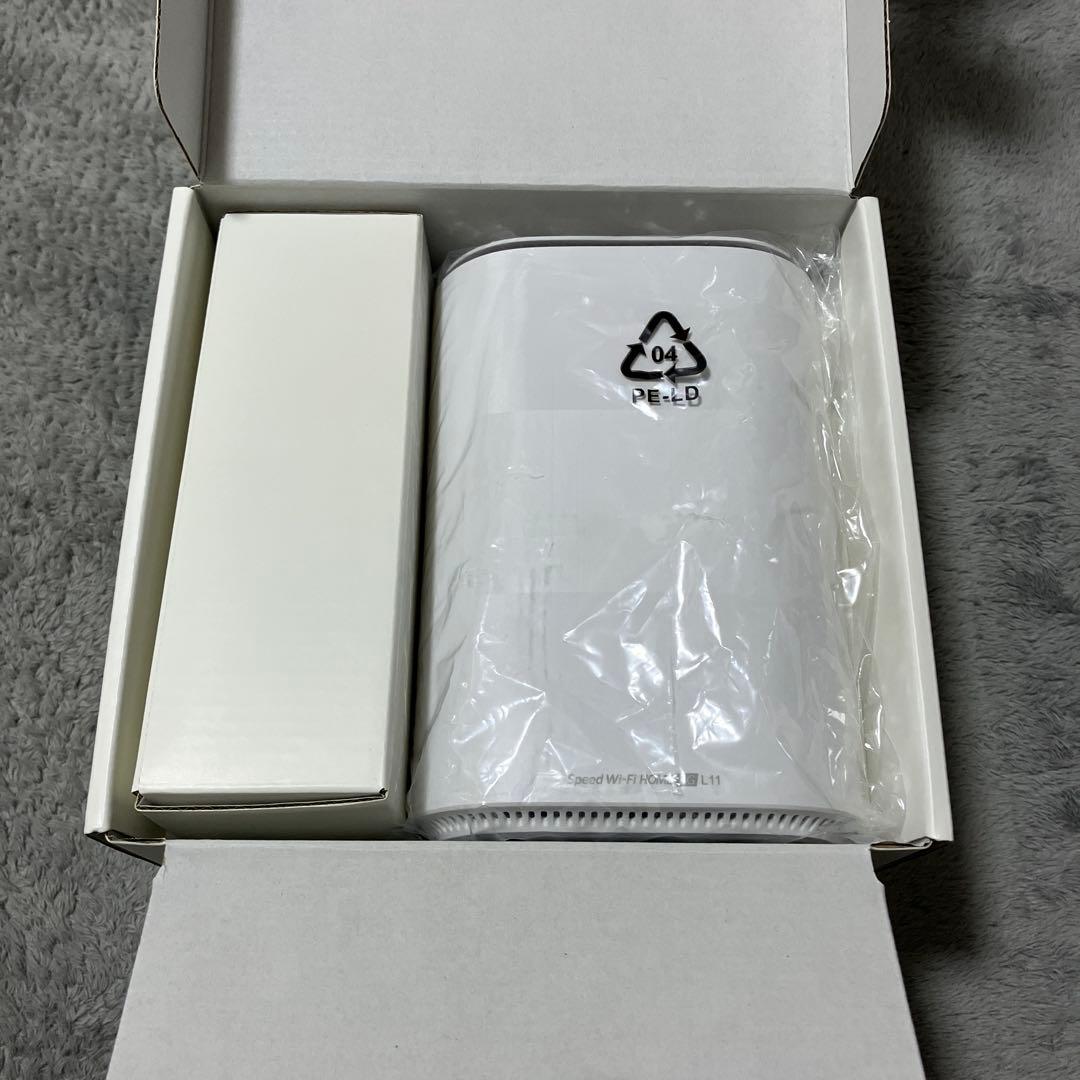 Speed Wi-Fi  5G L11 本体と付属品