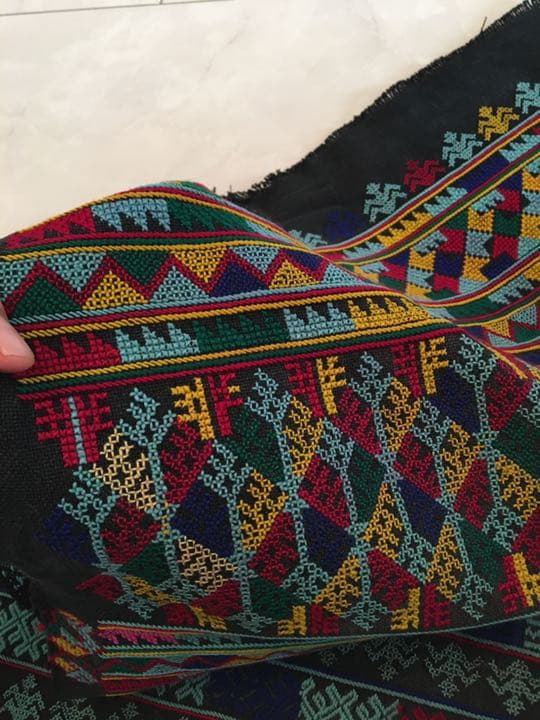 タイ山岳民族　貴重　タイ最北部ヤオ（ミャオ）族の美しい幾何学模様の刺繍分厚い古布
