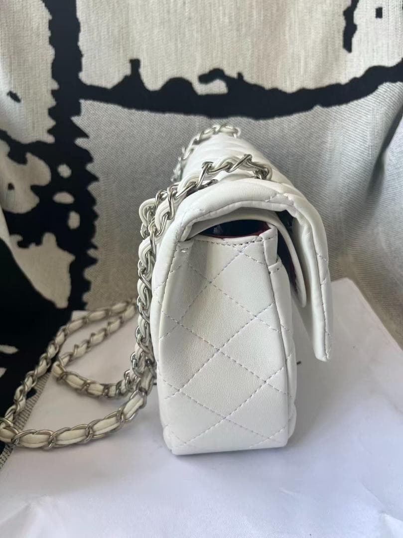 CHANEL白いショルダーバッグ
