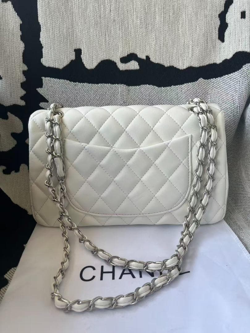 CHANEL白いショルダーバッグ