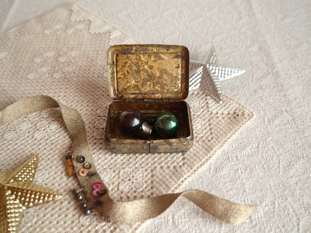 * antique box ❀ * クロモスの 小さなメタルボックス