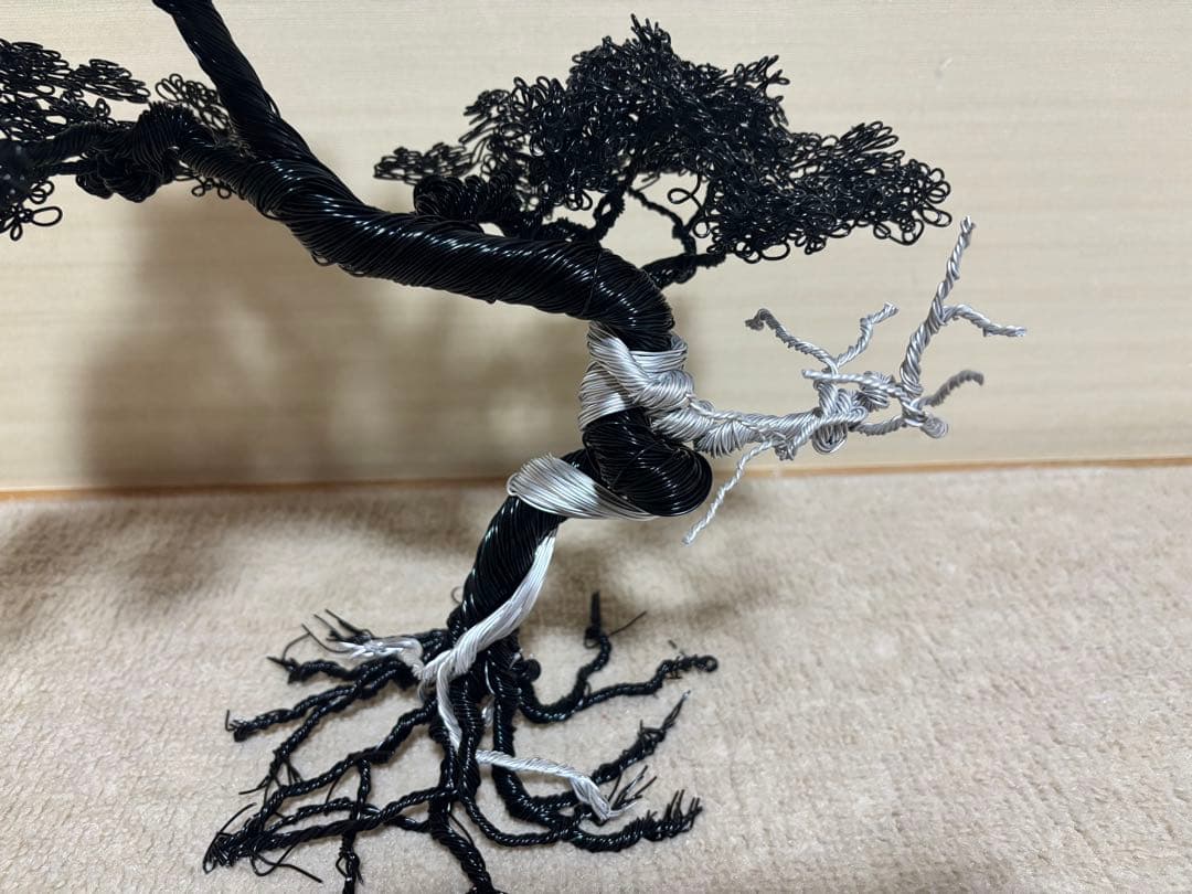 黒いワイヤー樹木アートオブジェ