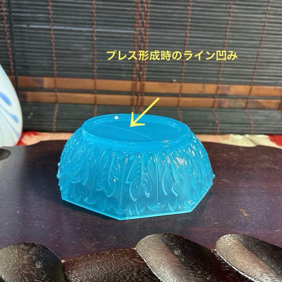 骨董　時代ガラス　プレスガラス　希少　植物綴り　水色練りガラス　八角皿　ウラン