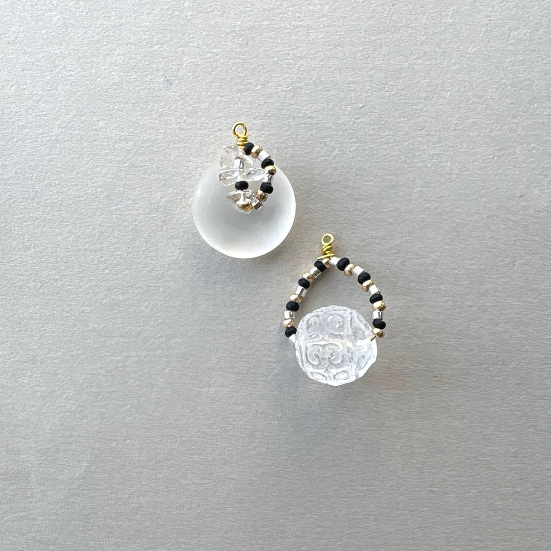 no.147 唐草彫刻のCrystalと艶消し水晶のビーズ刺繍