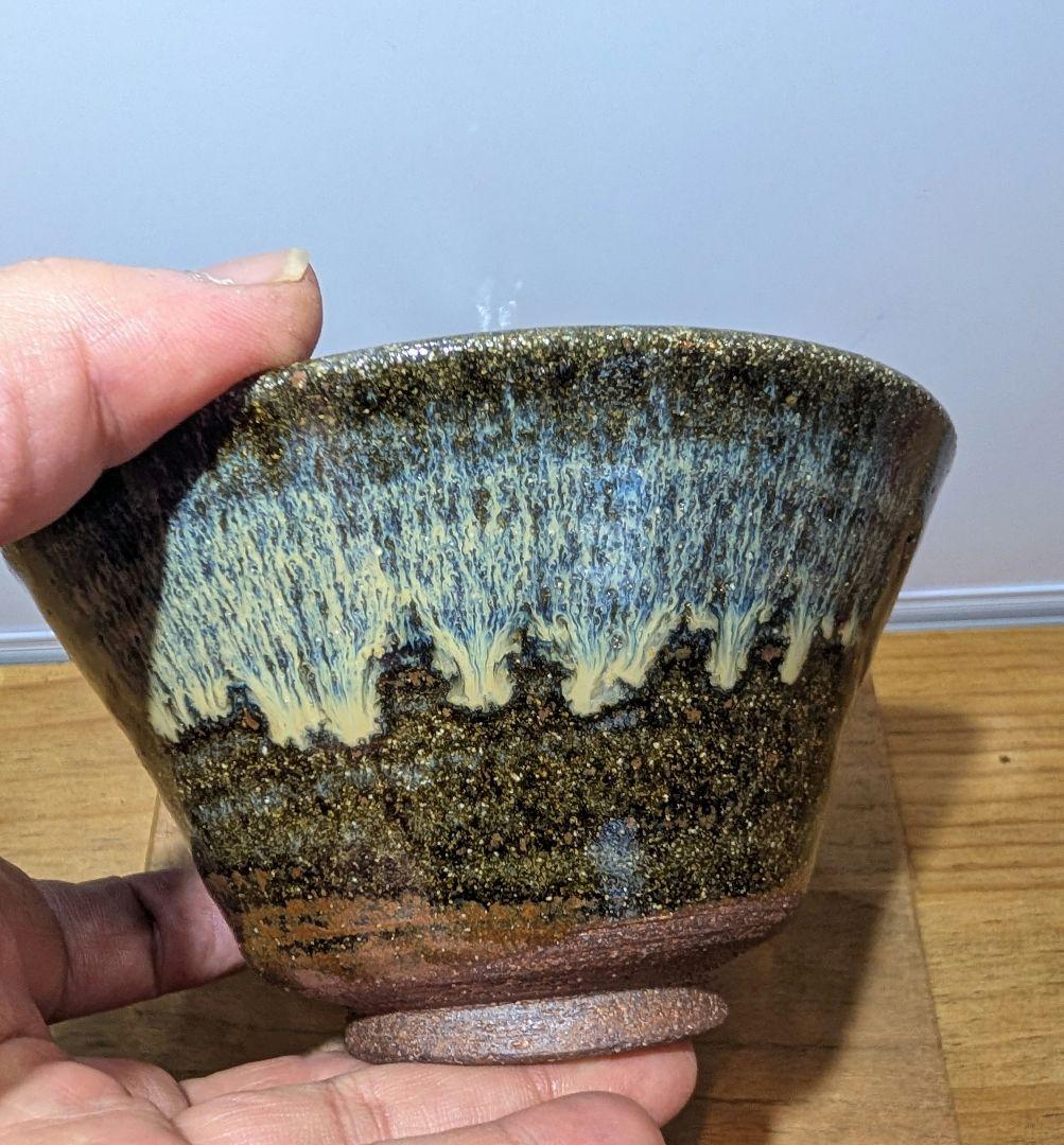 青緑色の陶器製茶碗