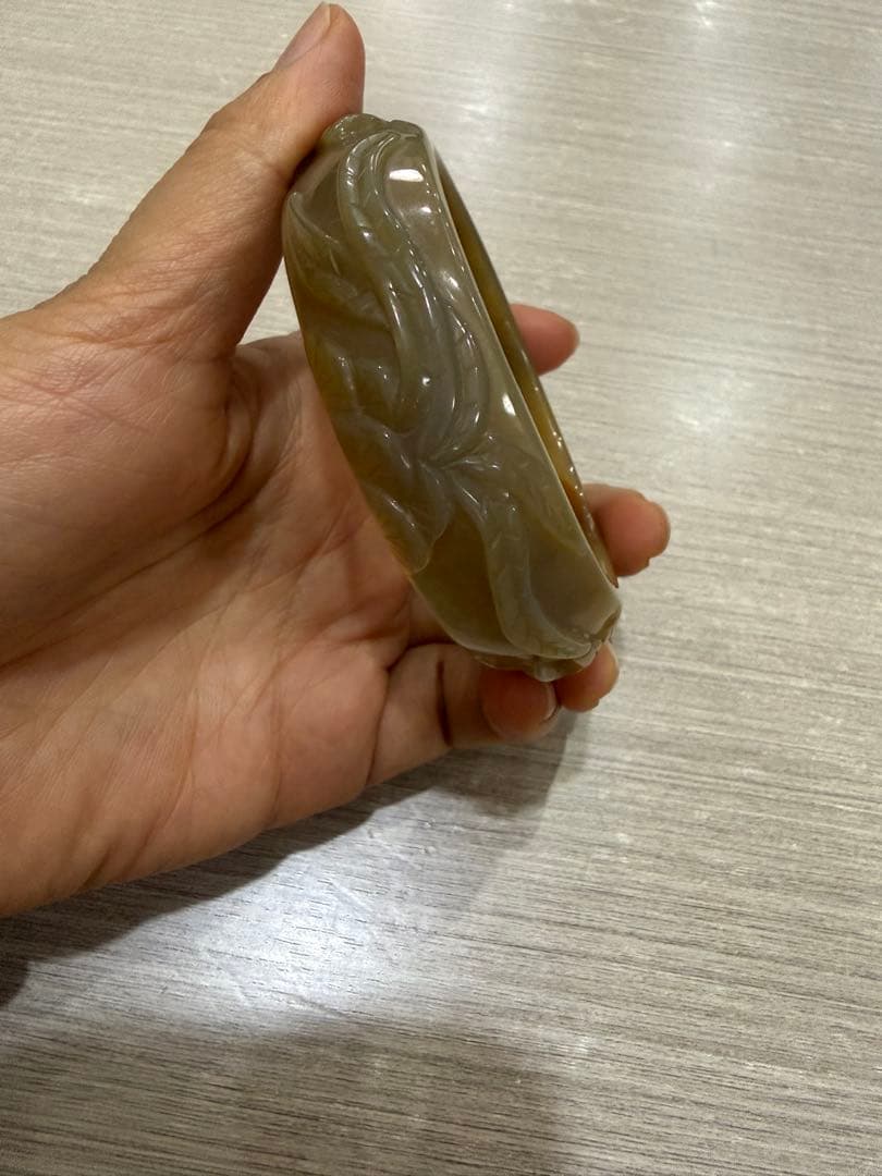 瑪瑙バングル 魚と蓮茶色彫刻