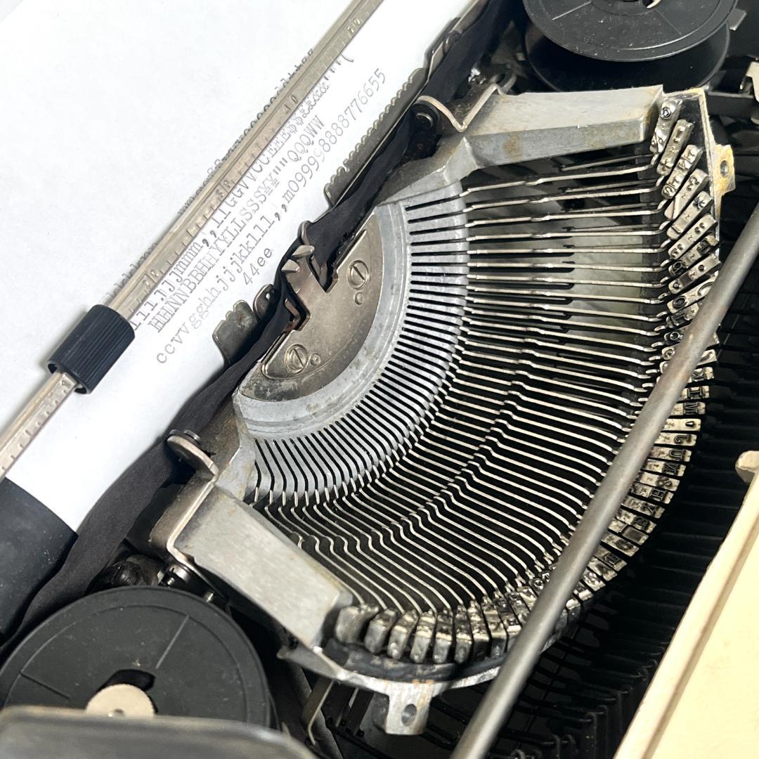 タイプライター オリベッティLETTERA 35、動作良好、スペイン製1970s