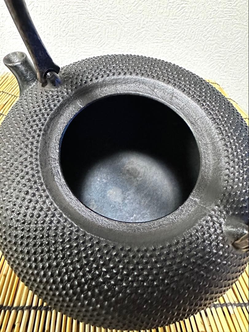 未使用品、保管品　南部伝統工芸士 及川寛治作　１５型姥口 アラレ　南部鉄瓶