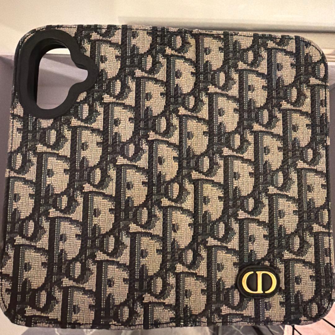 Christian Dior手帳型スマホケース　iPhone16