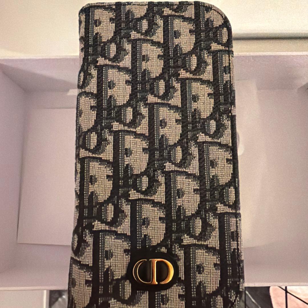 Christian Dior手帳型スマホケース　iPhone16