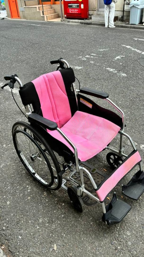 介助自走兼用の車椅子替えタイヤ新品及び洗濯用替えカバー付き