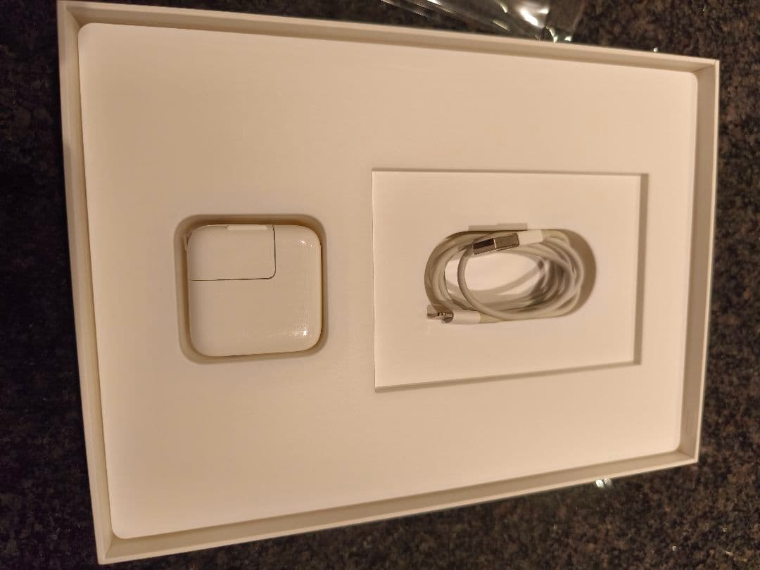 Apple iPadAir 第2世代 本体 16GB シルバー MGL12J/A