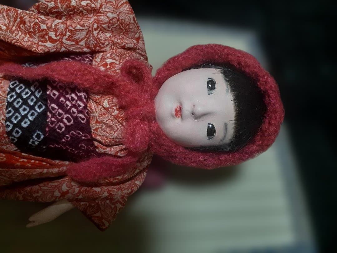 市松人形 伝統的和服 赤い帽子