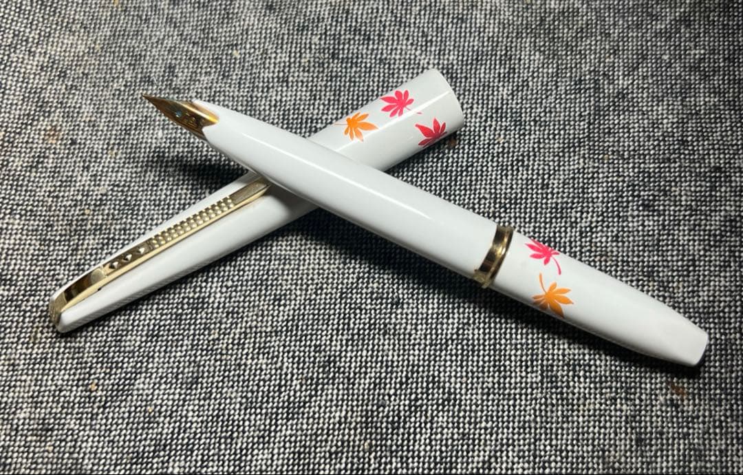 万年筆　紅葉模様 ホワイト　18K 細字　軟