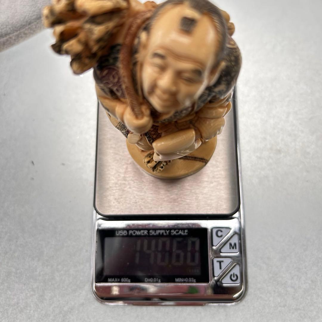 B38 置物　在銘「山口」手彫り 薪を背負う人物　天然素材 木箱付き