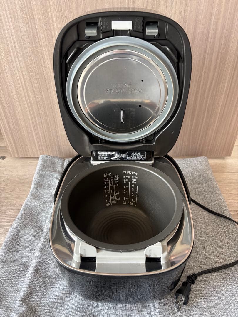 【 TOSHIBA 】 美品 RC-10VXT ブラック 炊飯器　5.5合炊き