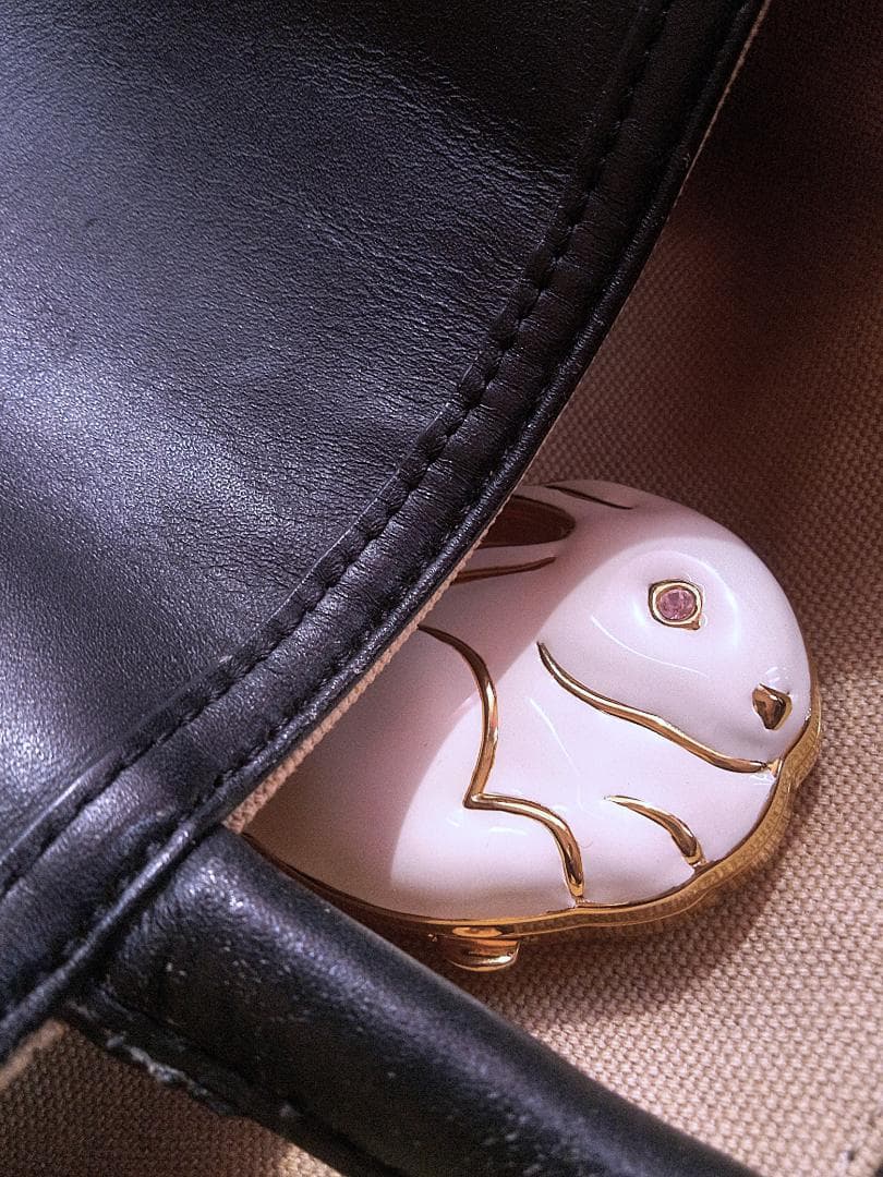 白うさぎのコンパクト 　ESTEE LAUDER　エスティローダー　エナメル