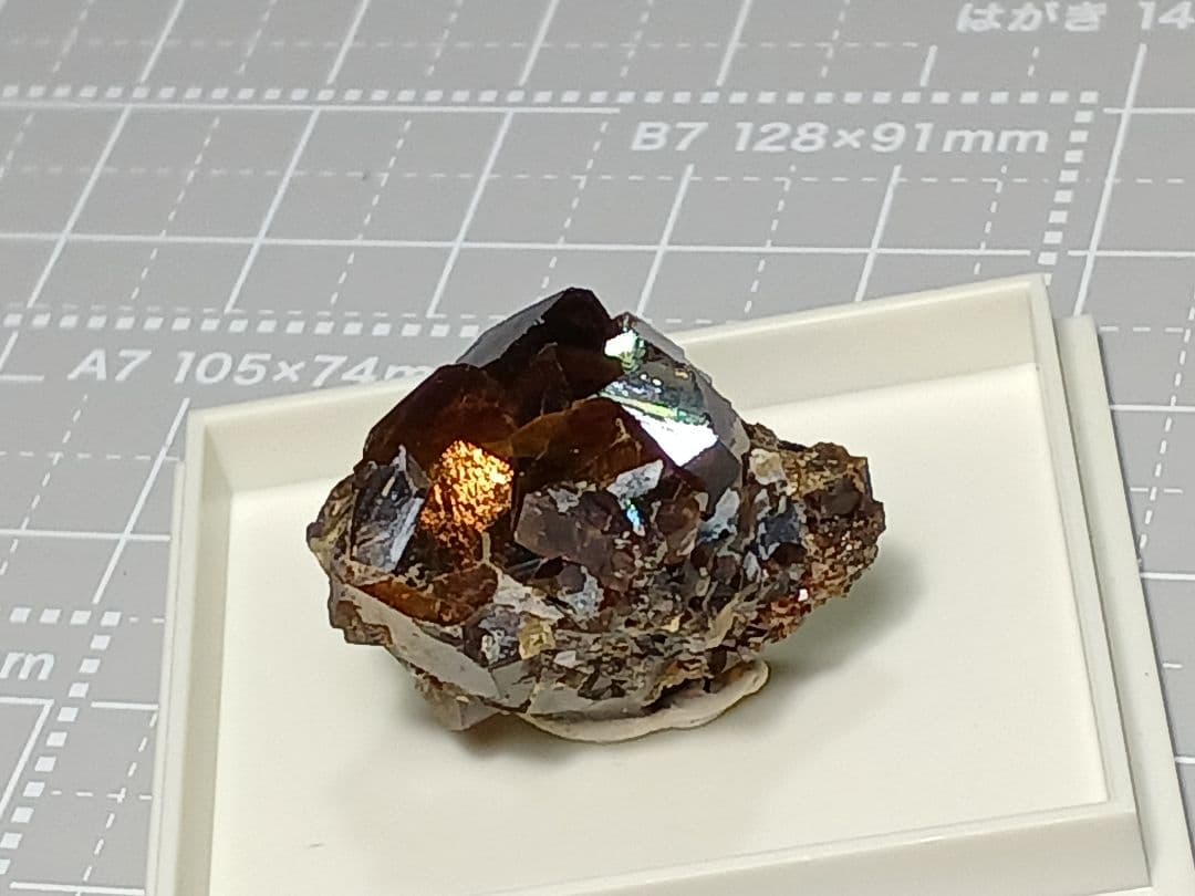 国産鉱物　オーロラレインボーガーネット　原石 鉱物標本