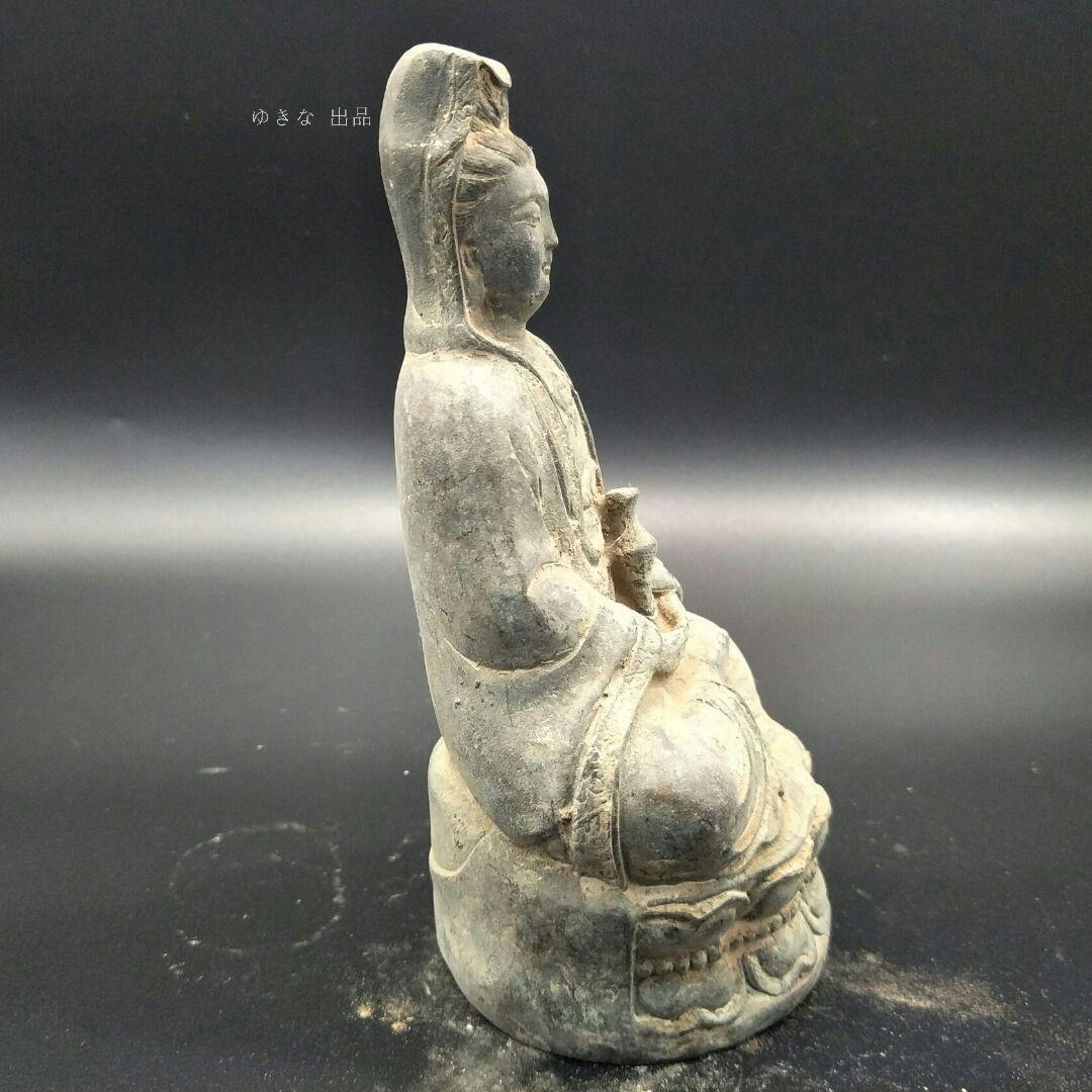 古玩工芸品の銅器は蓮観音に盤座して置物をします。
