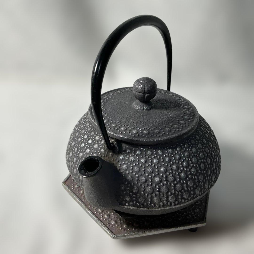 【美品】　岩鋳　Iwachu 『急須台有り』　亀甲　内面ホーロー黒　南部鉄器
