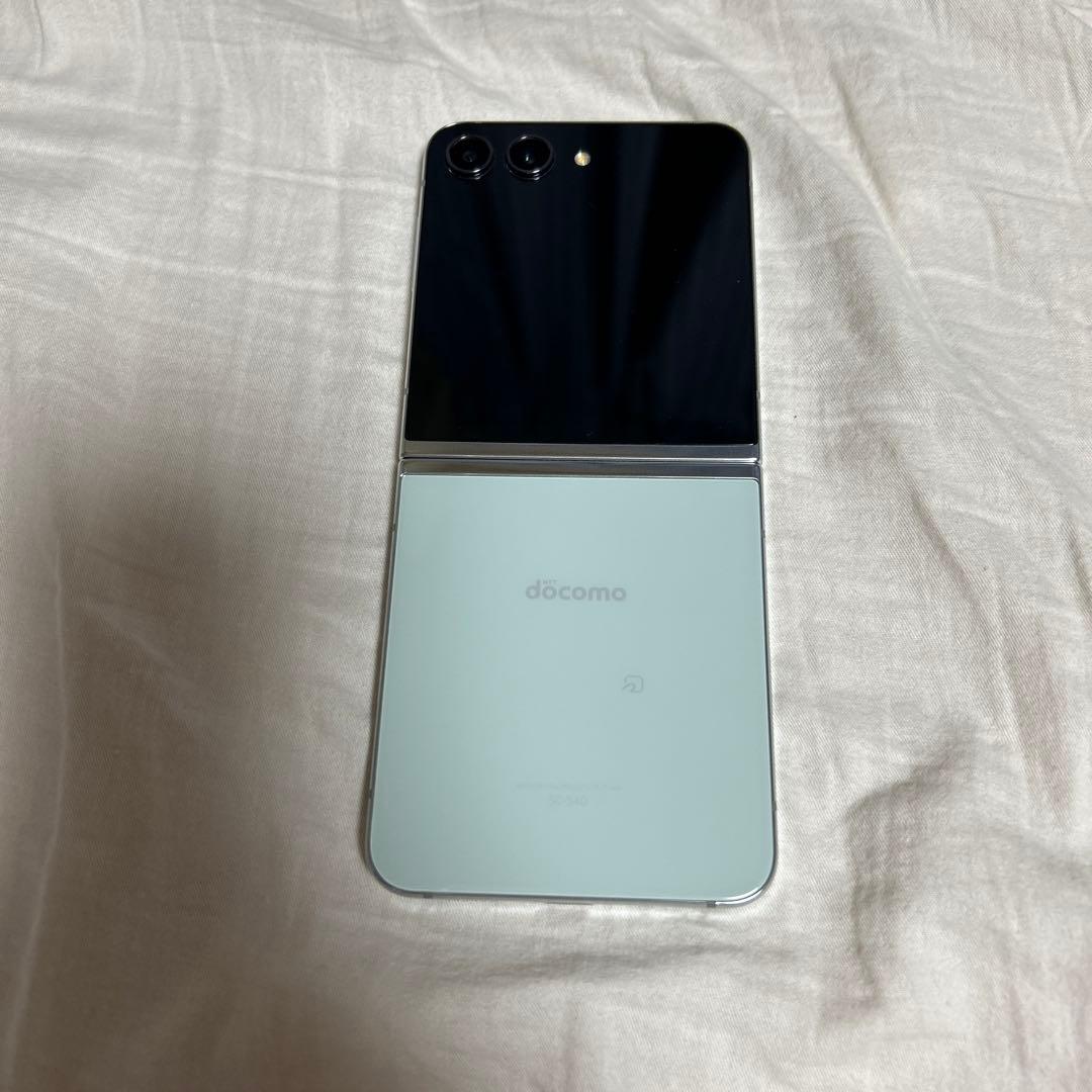 docomo Galaxy Z Flip 5 ブラック/ホワイト 本体とケース