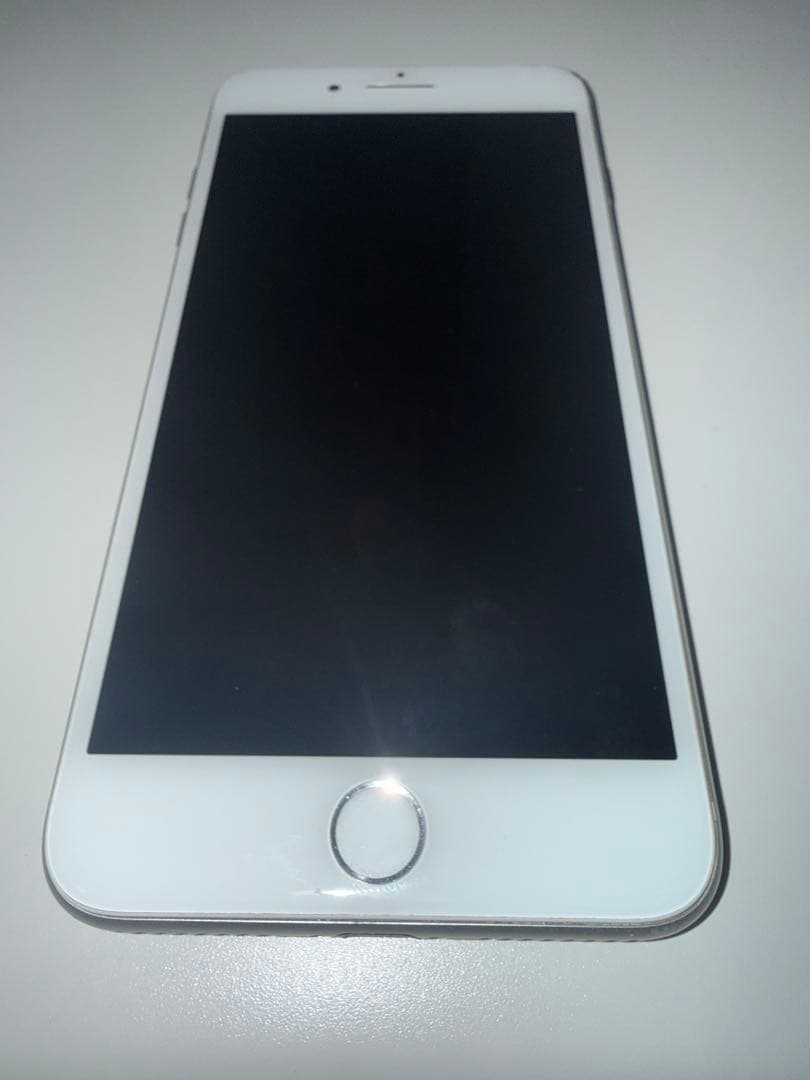 iPhone 8 Plus ホワイト 背面ひび割れ
