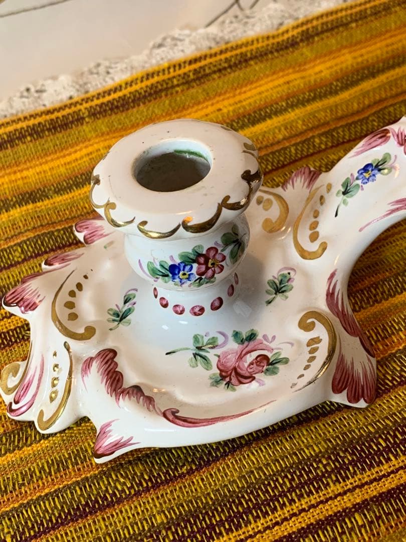 フランス製　アンティーク　持ちやすい陶器のキャンドルスタンド金色花柄が素敵です！