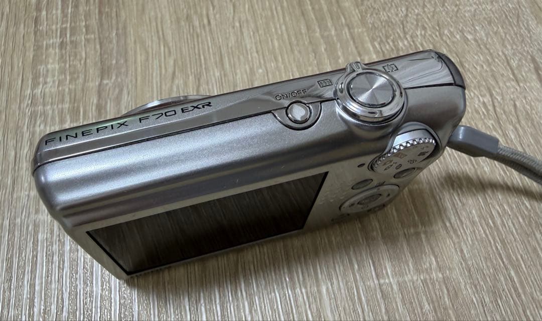 fujifilm 富士フイルム　f70exr デジタルカメラ