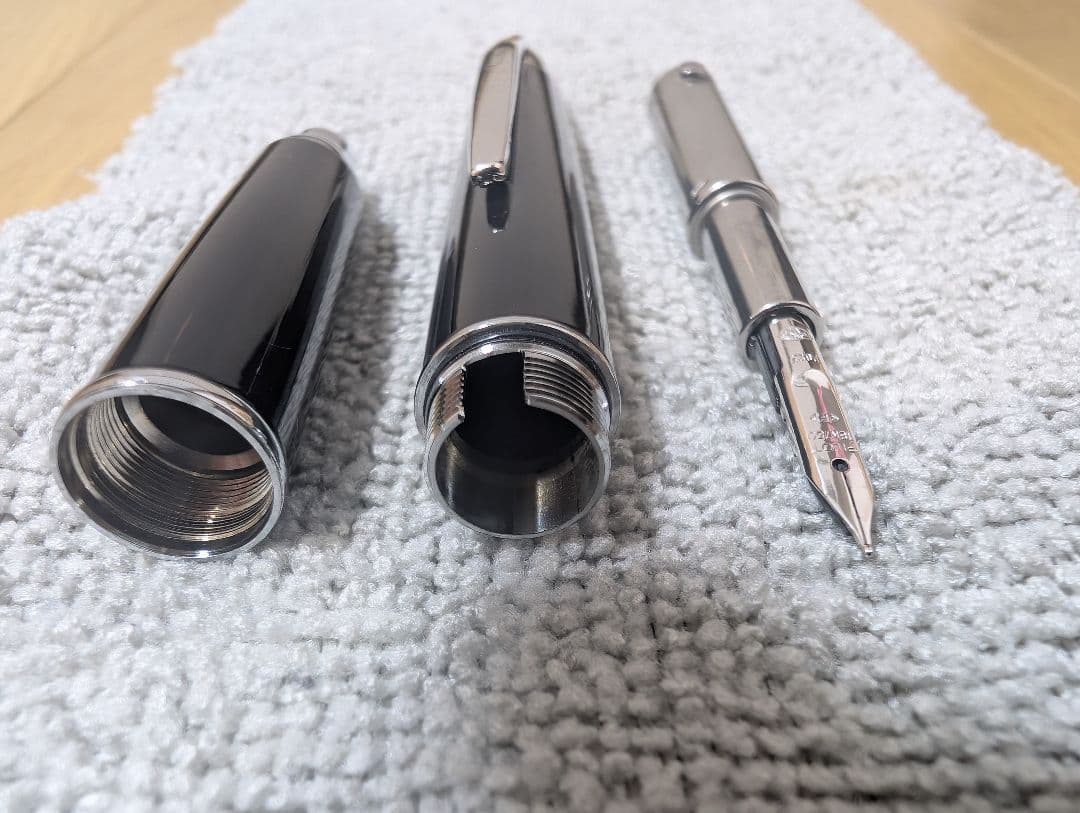 パイロット 万年筆 キャップレスデシモ　18K F（細字）ブラック×シルバー